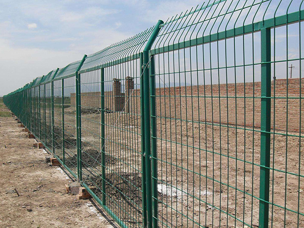 鐵絲網圍墻圖片3 鐵絲網圍墻圖片3