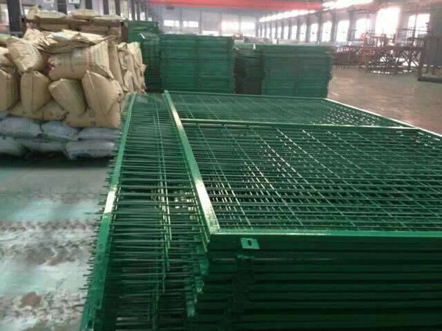 框架護(hù)欄網(wǎng)圖片4 框架護(hù)欄網(wǎng)圖片4