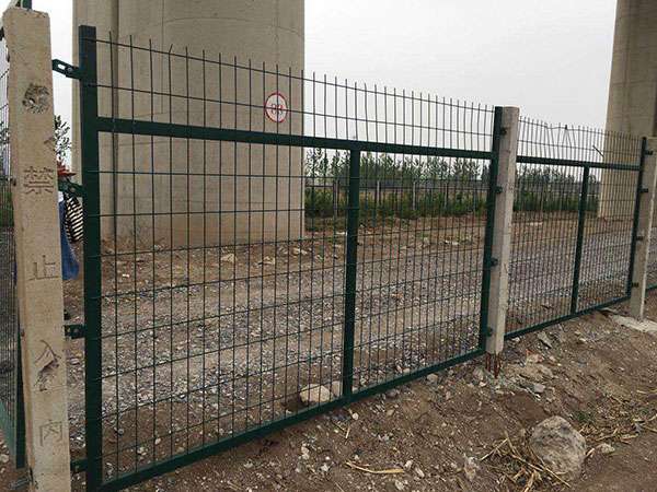內蒙鐵路橋下防護柵欄圖片3