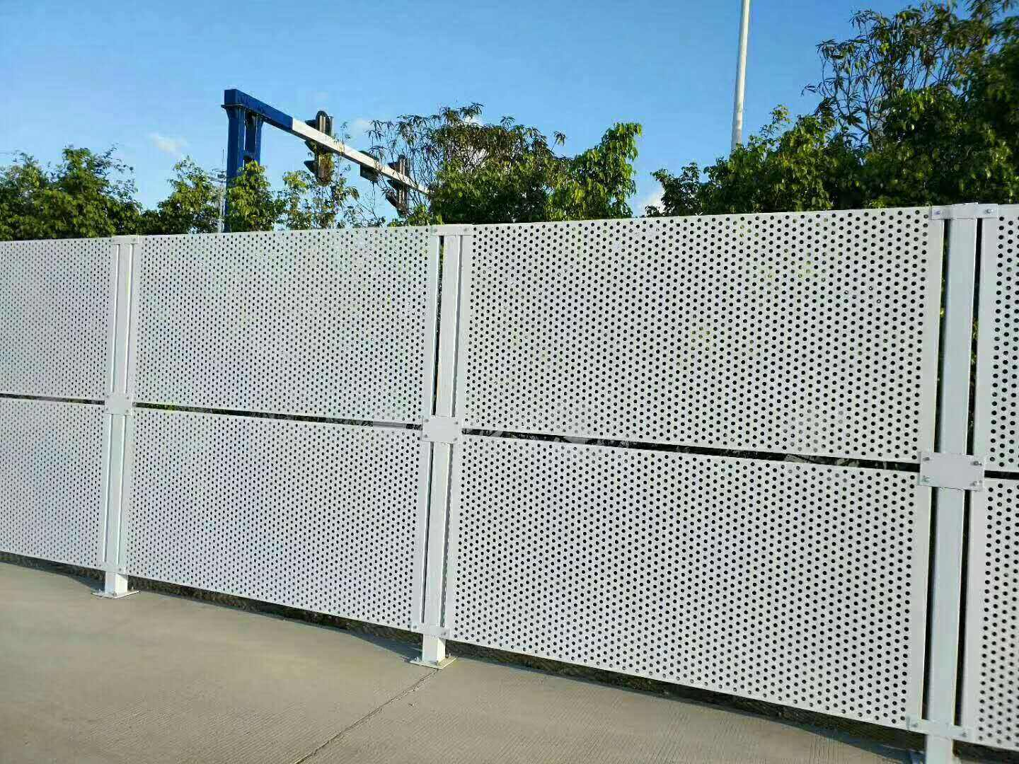 沖孔網(wǎng)護(hù)欄圖片3 沖孔網(wǎng)護(hù)欄圖片3