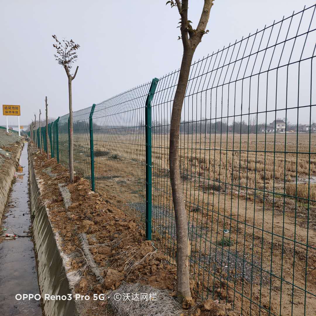 高速公路護(hù)欄網(wǎng)圖片3 高速公路護(hù)欄網(wǎng)圖片3