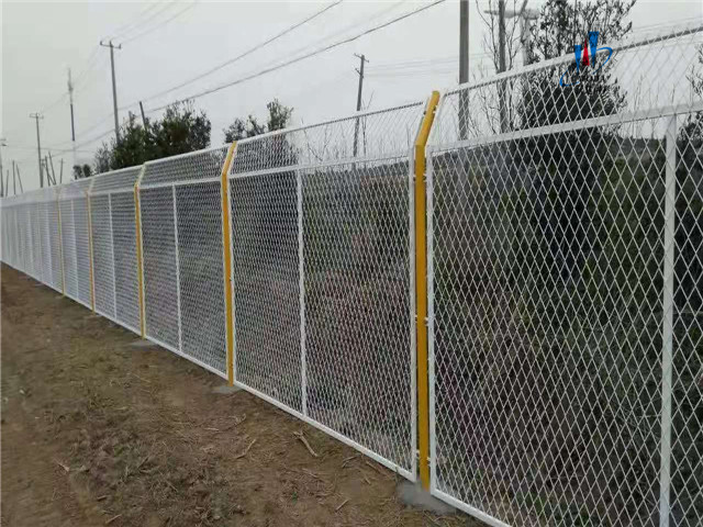 鋼板網(wǎng)護(hù)欄圖片5 鋼板網(wǎng)護(hù)欄圖片5