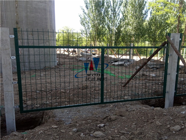 廣東鐵路護欄_金屬柵欄網片工程案例圖片2 廣東鐵路護欄_金屬柵欄網片工程案例圖片2