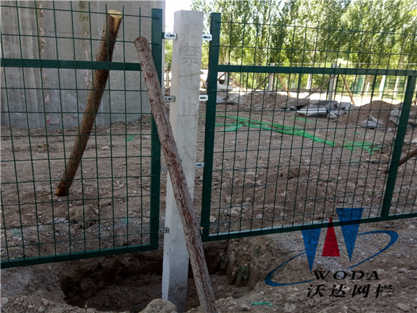 廣東鐵路護欄_金屬柵欄網片工程案例圖片6 廣東鐵路護欄_金屬柵欄網片工程案例圖片6